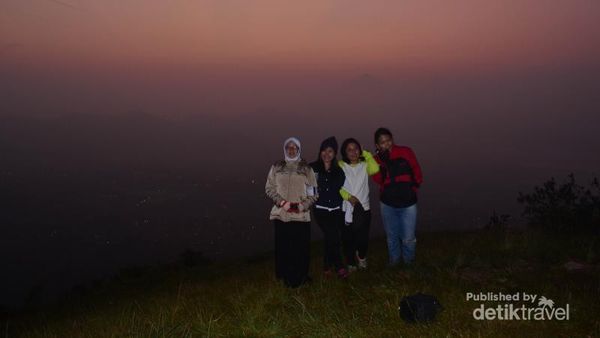 Menyambut Pagi di Gunung Putri Lembang