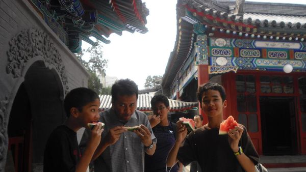 Menyantap Semangka Segar di Masjid Niujie, Beijing