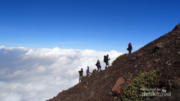 Menyentuh Atap Jawa Tengah