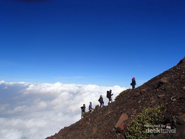Menyentuh Atap Jawa Tengah