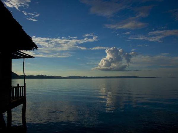 Menyepi di Ora Beach Resort