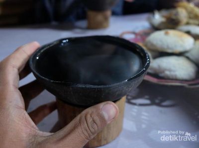 Menyesap Kopi dari Daun