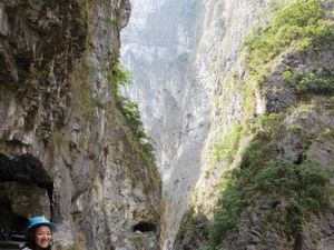 Menyusuri Jalan di Bibir Tebing yang Curam di Taiwan