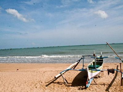 Menyusuri Pantai - Menyeberangi Laut