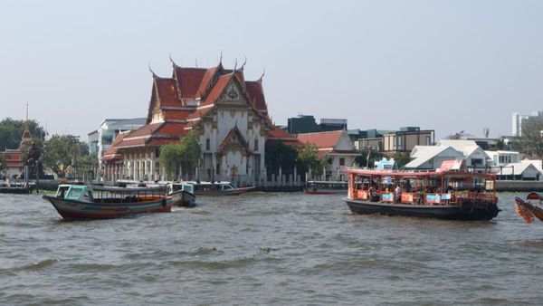 Menyusuri Sungai Jalur Transportasi Vital Warga Bangkok