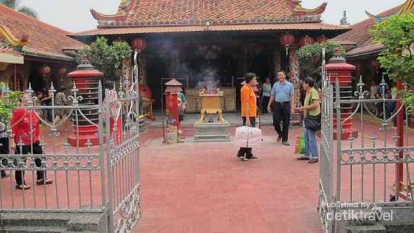 Merah Menyala Kelenteng Boen Tek Bio Tangerang