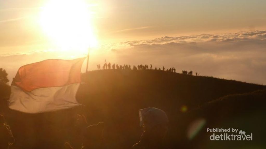 Merdeka! Kibar Bendera di Gunung Prau Merdeka! Kibar Bendera di Gunung Prau