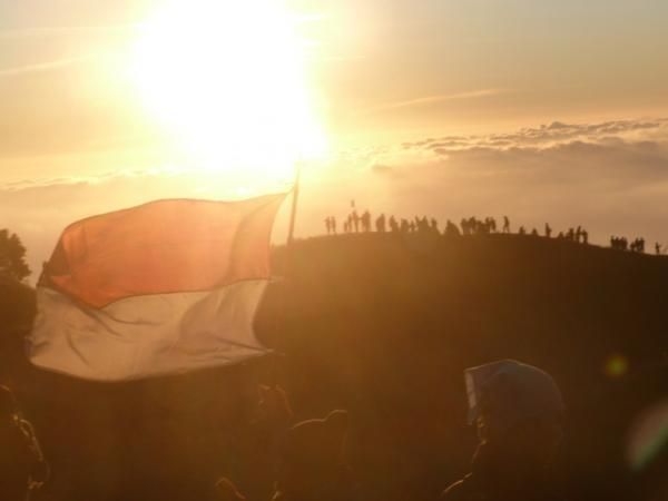 Merdeka! Kibar Bendera di Gunung Prau