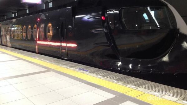 Naik Kereta Star Wars & Mengunjungi Kastil Osaka