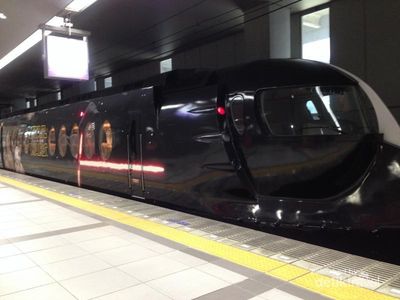 Naik Kereta Star Wars & Mengunjungi Kastil Osaka