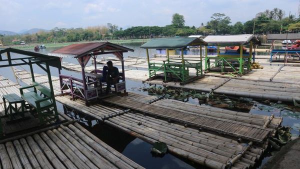 Naik Rakit di Situ Bagendit, Yuk!