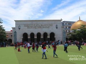 Ngabuburit ke Masjid Bersejarah di Bandung