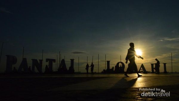Ngabuburit Sambil Menanti Sunset Cantik di Pantai Losari