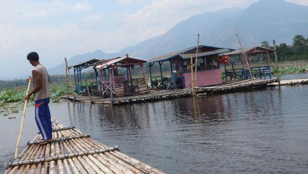 Nikmat Sekali Bersantai di Warung Apung Situ Bagendit