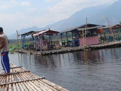 Nikmat Sekali Bersantai di Warung Apung Situ Bagendit