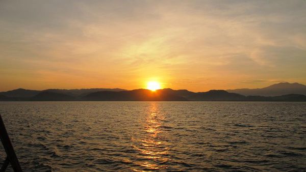 Nikmati Indahnya Perairan Taman Nasional Komodo