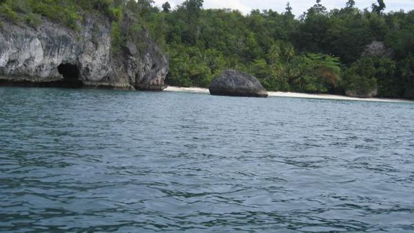 Nikmati Kesendirian di Pantai Karina