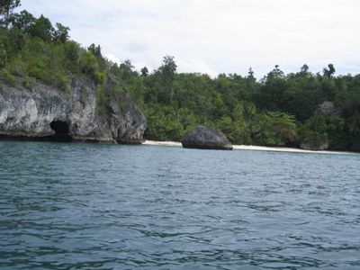 Nikmati Kesendirian di Pantai Karina