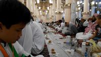 Nikmatnya Berbuka Puasa di Masjid Nabawi & Masjidil Haram