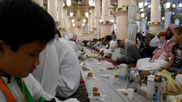 Nikmatnya Berbuka Puasa di Masjid Nabawi & Masjidil Haram