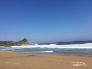 Nikmatnya Melihat Keindahan Pantai Wonogoro