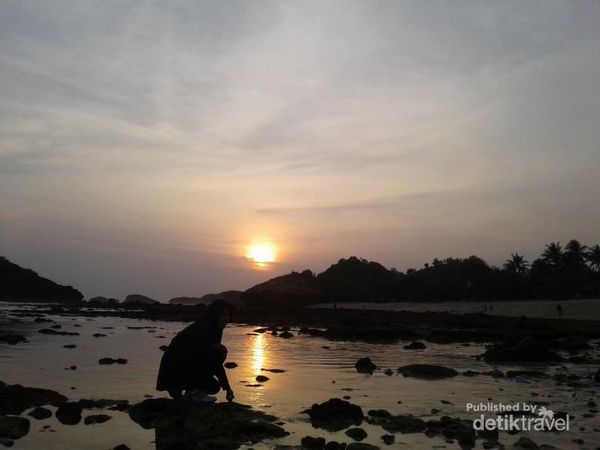 Pacitan Punya Sunset Cantik di Pantai Watu Karung