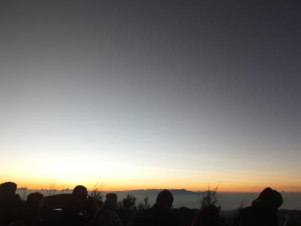 Pagi Hari di Gunung Bromo yang Cantik dan Eksotis