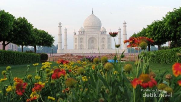 Pagi yang Dahsyat di Taj Mahal