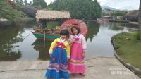 Pakai Hanbok Korea di Floating Market Bandung, Bisa!
