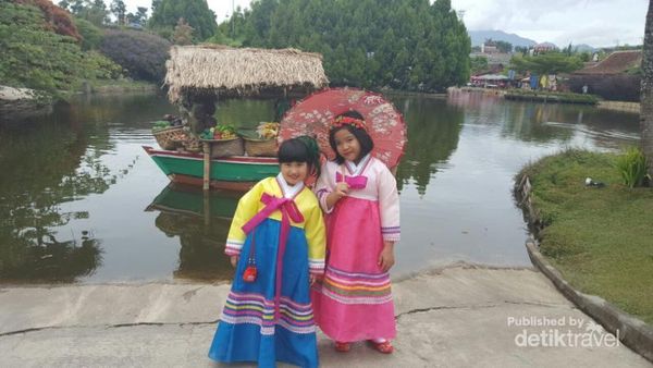 Pakai Hanbok Korea di Floating Market Bandung, Bisa!