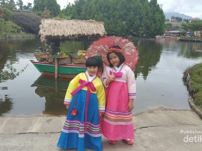 Pakai Hanbok Korea di Floating Market Bandung, Bisa!