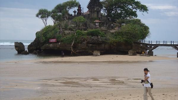 Pantai Balekambang dan Pulau disekitarnya