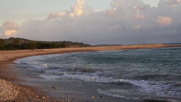 Pantai Batulesa dan Penjual Tuak Manis