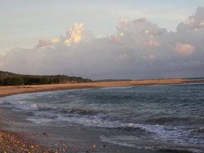 Pantai Batulesa dan Penjual Tuak Manis