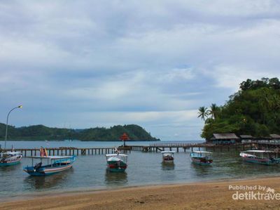 Pantai Carocok Padang, Tidak Kalah Indah dengan Derawan