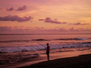 Pantai di Bali dalam Balutan Senja yang Magis