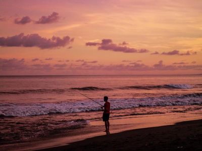Pantai di Bali dalam Balutan Senja yang Magis