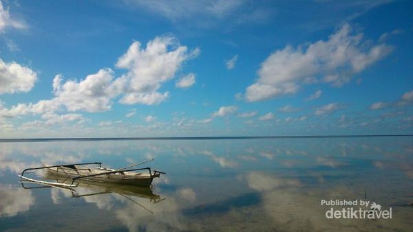 Pantai di Desa Ini Punya Air Laut Sebening Kaca