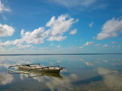 Pantai di Desa Ini Punya Air Laut Sebening Kaca