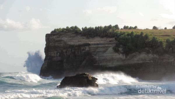 Pantai di Pacitan Ini Punya Batu Sphinx & Ombak Dahsyat