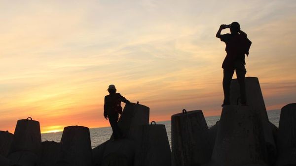 Pantai di Yogya yang Identik dengan Pemecah Ombaknya