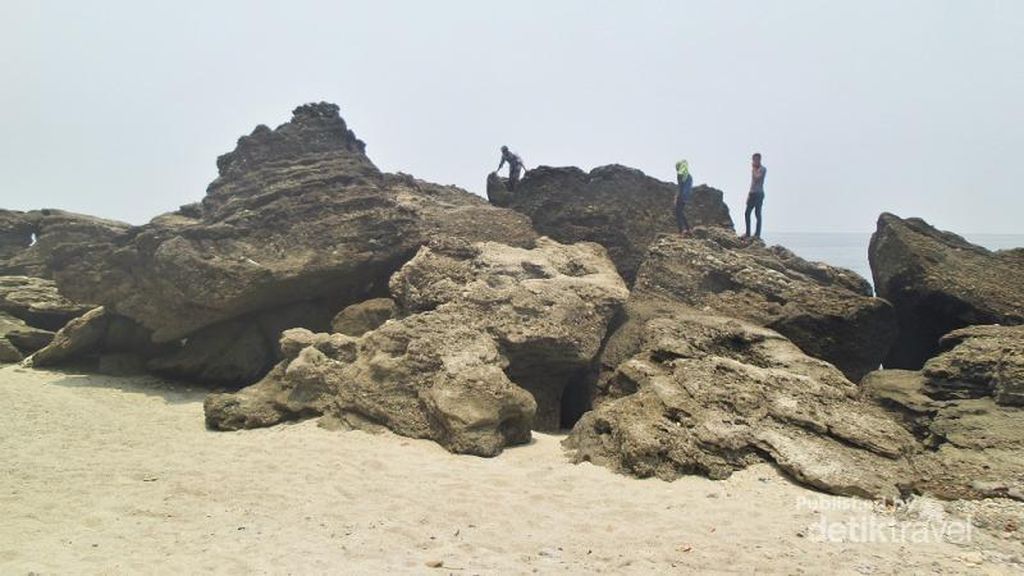 Pantai Enu di Donggala yang Cantik Luar Dalam Pantai Enu di Donggala yang Cantik Luar Dalam