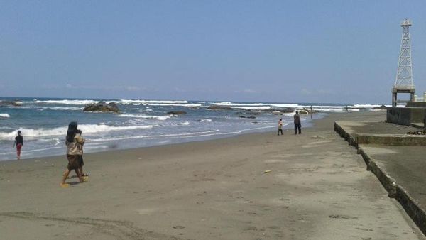 Pantai Jayanti di Cianjur Punya Ombak Indah & Ikan Lezat