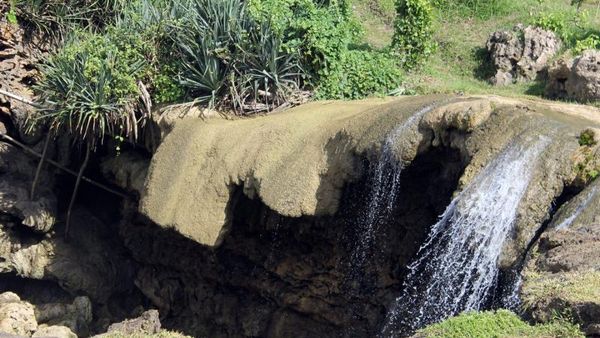 Pantai Jogan dan Air Terjun Ajaib yang Jatuh Ke Laut