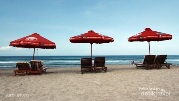 Pantai Kuta di Bali, Tak Cuma Turis Berbikini Seksi