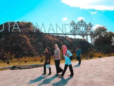 Pantai Kuta Mandalika dan Pasirnya yang Mirip Ketumbar
