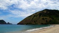 Pantai Mawun di Lombok yang Berair Biru Toska