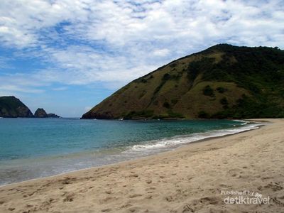 Pantai Mawun di Lombok yang Berair Biru Toska