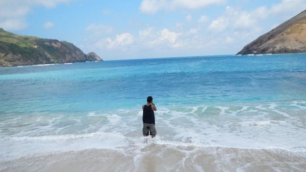 Pantai Mawun, Pesona Pasir Putih & Biru Laut Lombok