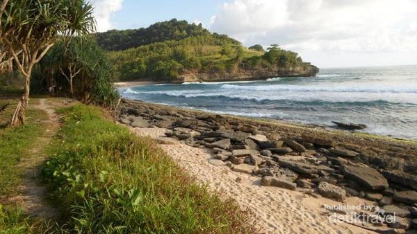 Pantai Molang, Si Cantik dari Tulungagung